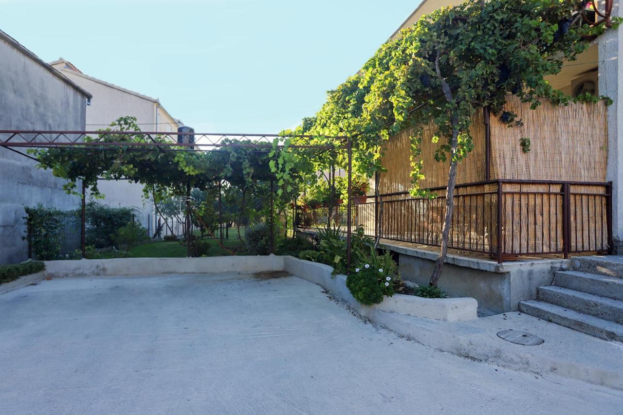 Stone Sun Apartment Kastela Exterior photo